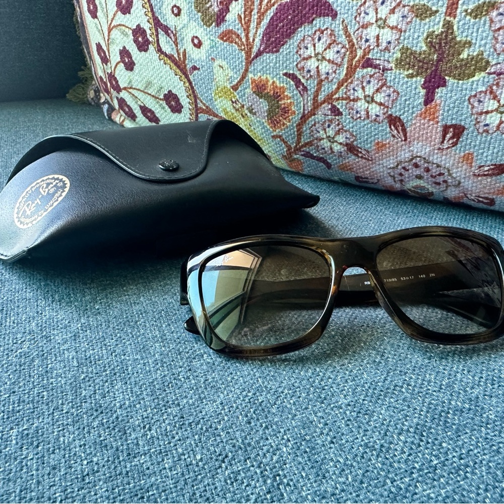 Ray ban tortoise wayfarer